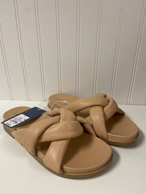 Flats for casual dusk suppers -Tan Sandals Flats Universal Thread, Size 7