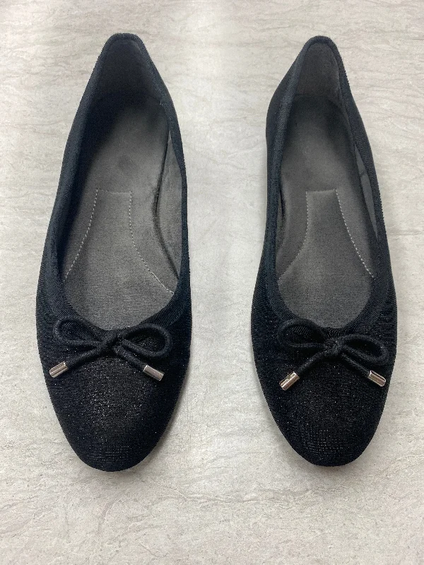 Flats with vented sole textures -Shoes Flats By Clothes Mentor In Black, Size: 8.5