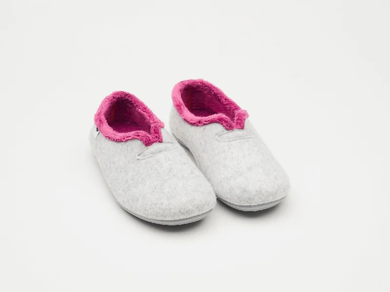 Slippers with brief nap hush -Women's grey and rapsberry felt and faux fur slippers