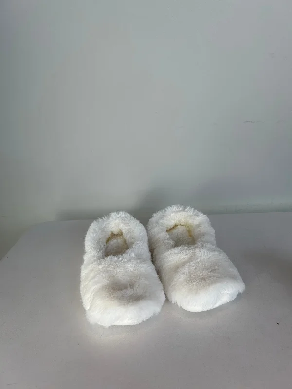 Slippers with chill nap hush -Slippers By Clothes Mentor In White, Size: 8